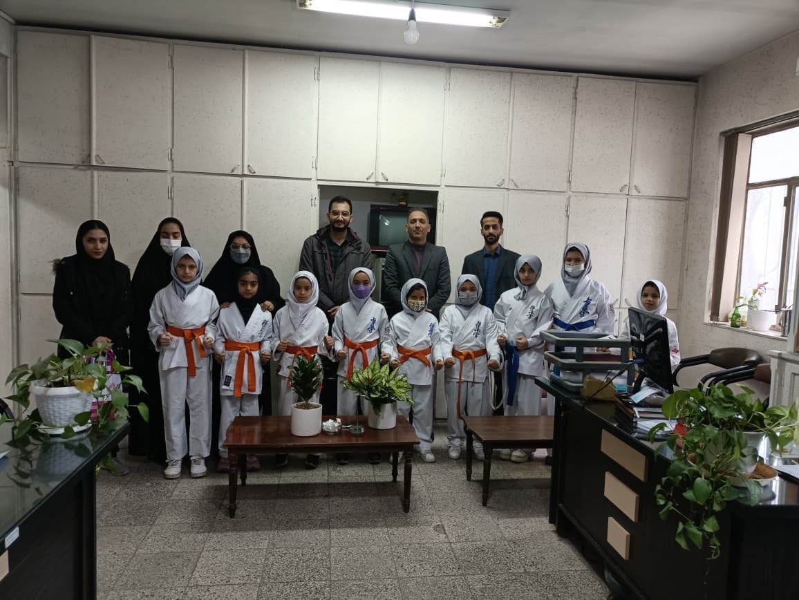 مراسم تجلیل و اهدای جایزه به مدال آوران کشوری مسابقات کیوکوشین نونهالان مدرسه غیر دولتی شهید برومند و تقدیر از مربیان با حضور مدیر آموزش و پرورش ناحیه دو 