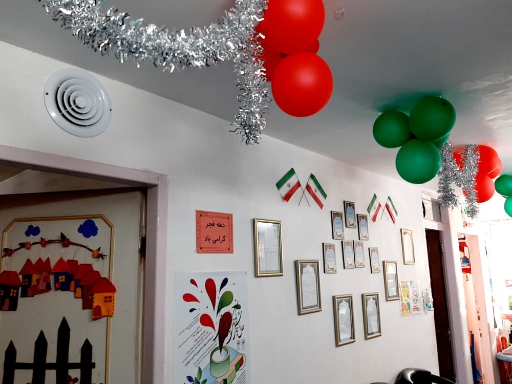 آماده سازی مدرسه برای دهه فجر